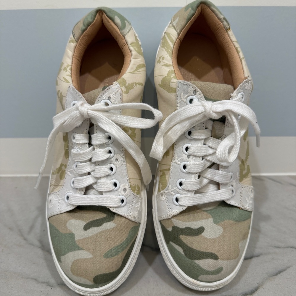 Anthropologie Camelia Lace Up Camo Floral Eyelet Canvas Sneakers Size 8